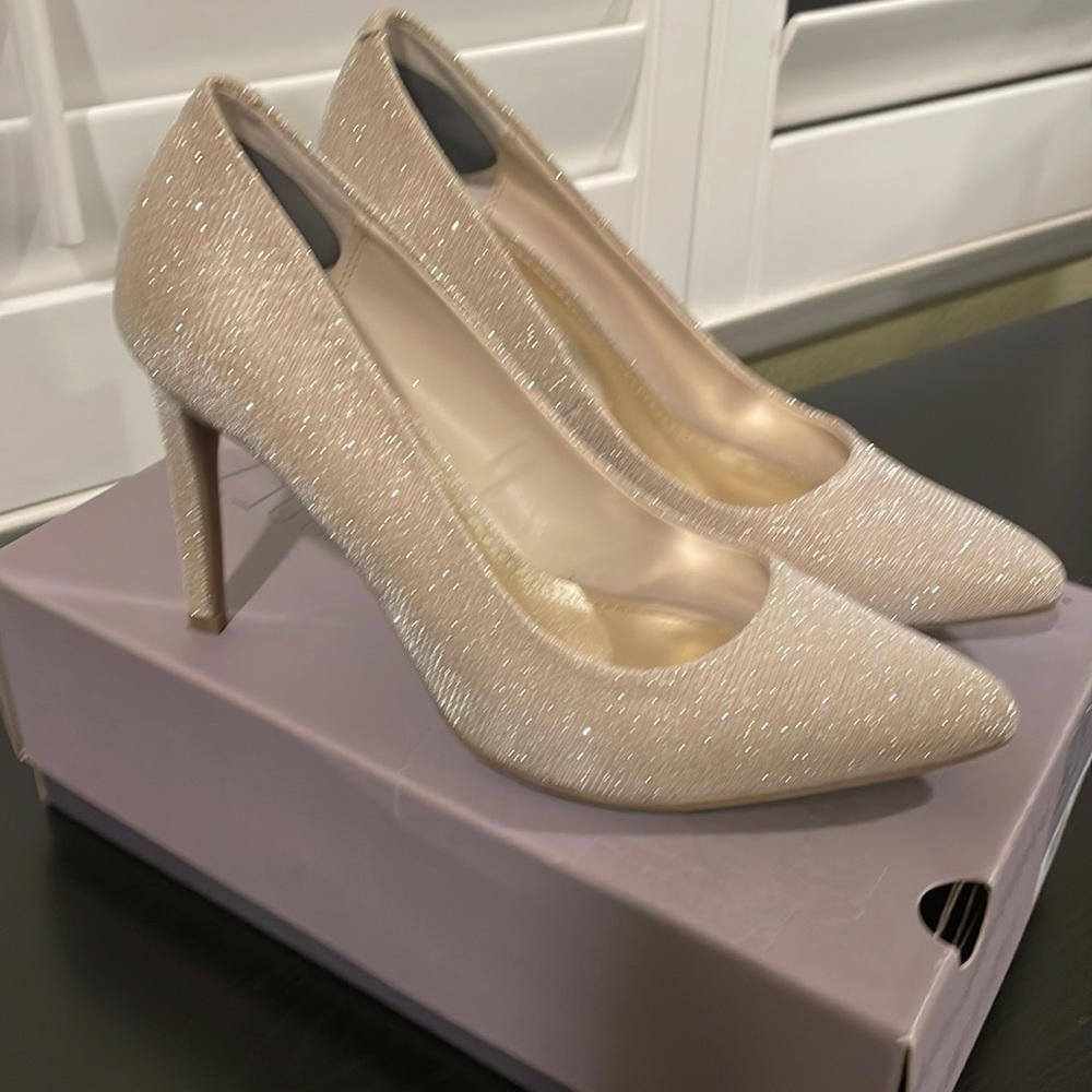 Jennifer Lopez Elsa metallic glitter pumps - size 9